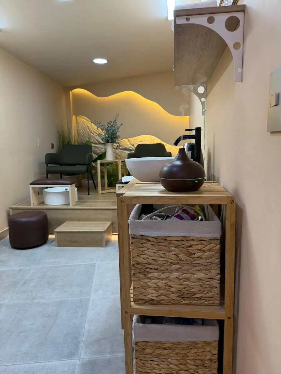 Manicure clásica Laureles Medellín — Lunea Estudio